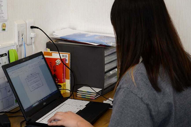 各事業所間はVPNで接続しデータはNASで共有されている。管理者は各事業所の稼働率も把握できる