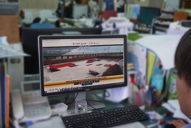 ホームページの内容を確認する様子