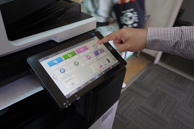 複合機の私書箱機能を使って印刷する様子