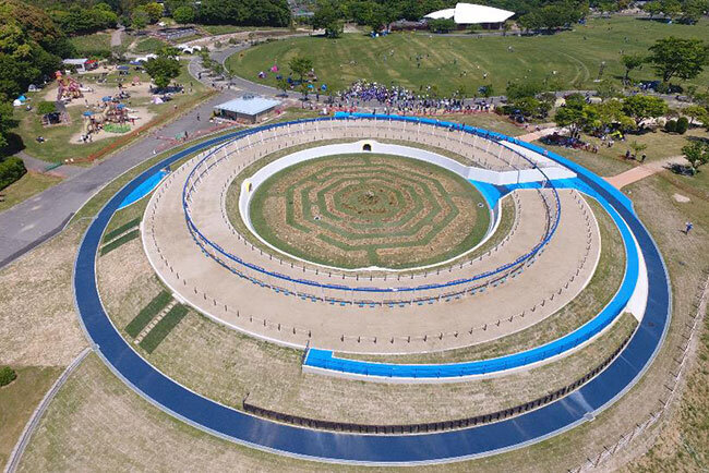 ぐるりと円になったブランコの全長は163.35m、一度に100人も乗れるという巨大さ