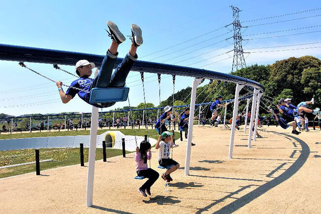 福岡県北九州市内の公園に設置されている100人乗りのブランコ