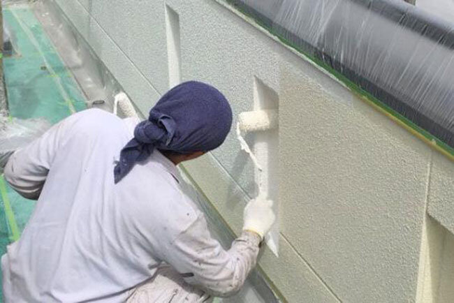 塗装作業に取り組むエイダイの従業員