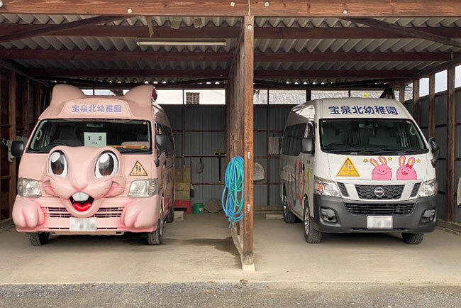 園名物のうさぎバス（左）