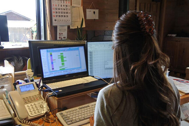 宿泊者受付システムの画面で予約客をチェック