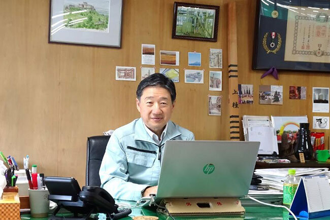 「母の体調を心配して経営を引き継ぐつもりで入社したが、その後母の体調は持ち直した」と笑う佐々木幸一社長