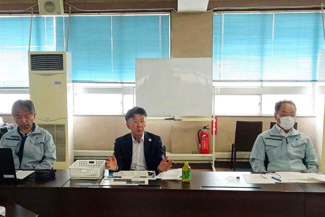 左からICT施工推進役の依田真一土木工事部次長、全社の健康経営を推進する小林玲夫取締役、ICT施工を進言した深澤英雄取締役