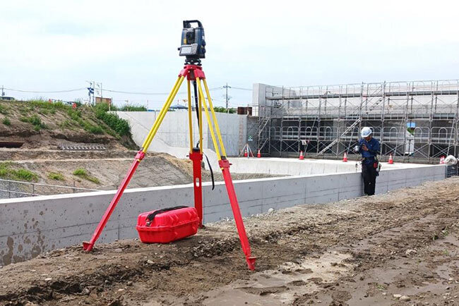土木工事（自動追尾機による出来形観測）　自動追尾機の活用により、2～3人がかりだった作業は1人で操作可能になった