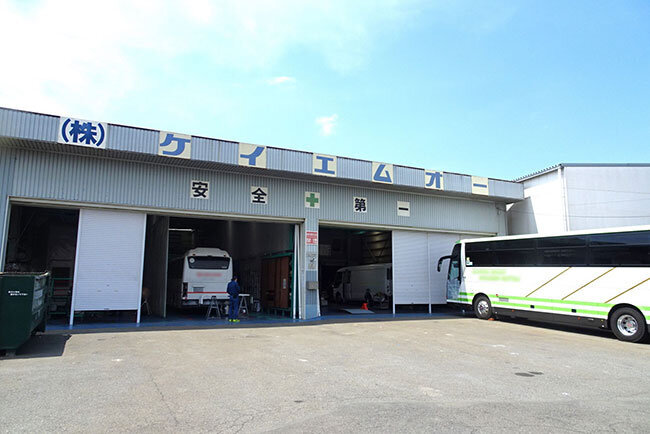 幹線に面した本社工場には大型バスやトラックが並ぶ