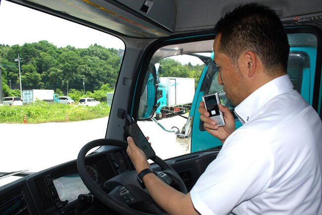 遠隔地のトラックからでもスマートフォンを使い、アルコールチェックができるシステムを整えた
