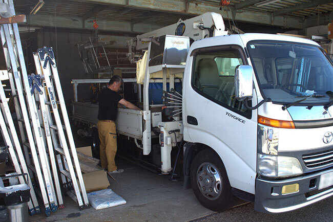 現場へ向かう準備をする井上智彦社長