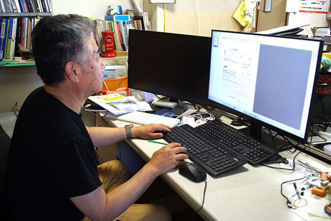 顧客からのFAXをパソコンで遠隔受信し、内容を確認する井上智彦社長。現場でもタブレット端末を用いて同様の作業が可能だ