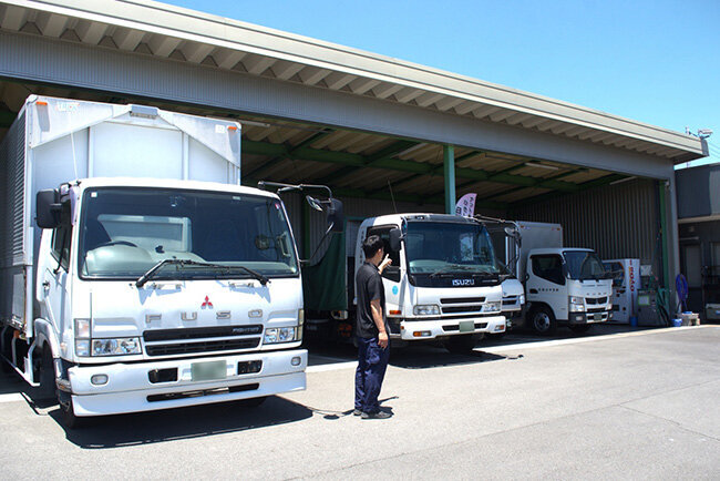 新聞輸送事業以外の荷物輸送を行うトラック。その配送担当者も積極的に採用したいという