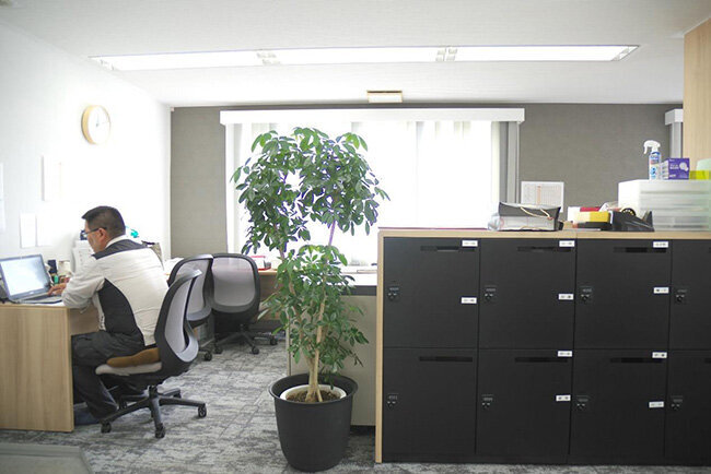 フリーアドレス化されたスペースと個人ロッカー