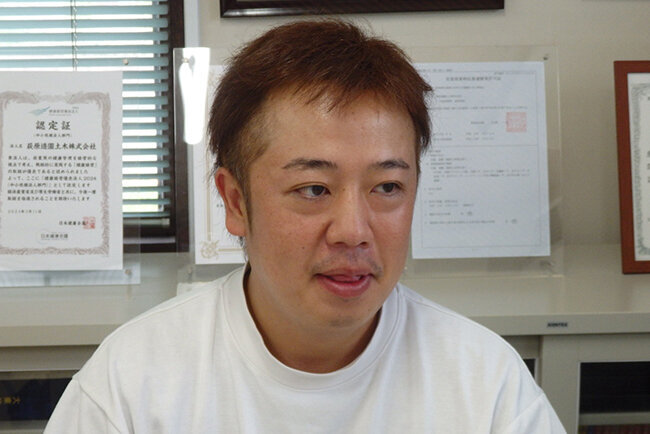 「現在は完全に造園と土木の二刀流で事業を進めている」と話す萩原信弥代表取締役