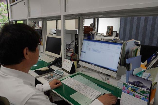 給与計算システムを活用する様子