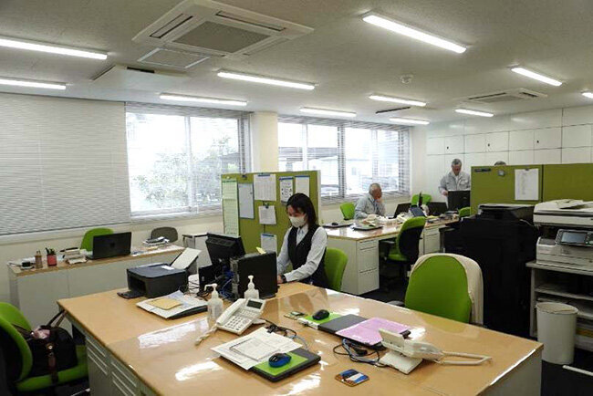 事務所ビル1階のオフィス