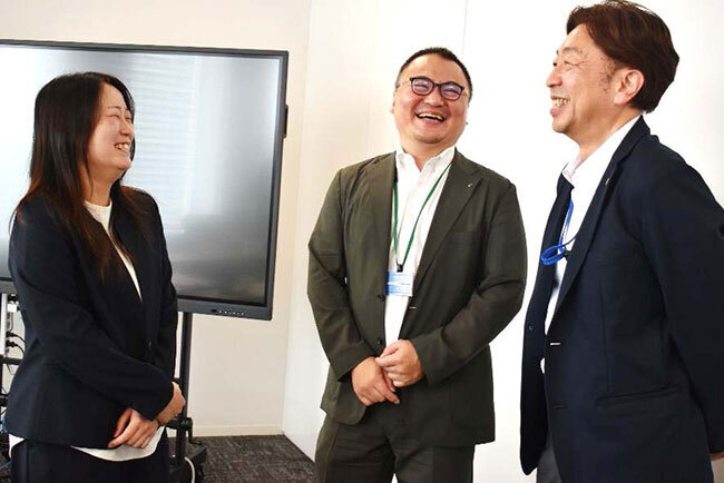 高橋登社長（中央）と歓談する中沢哲明さん（右）、品野有香さん（左）