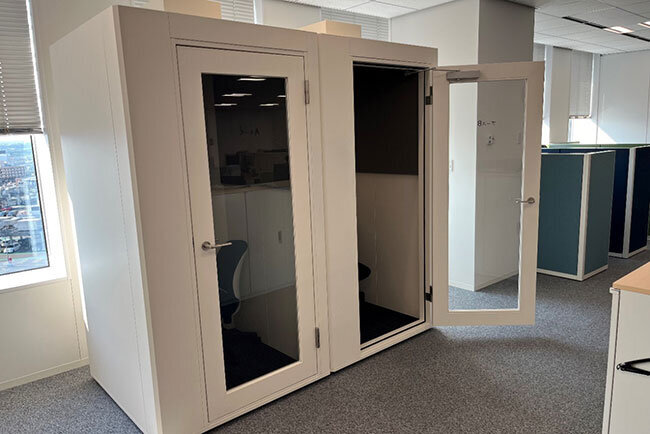 防音性に優れ、外の雑音も入りづらい「Webブース」の個室