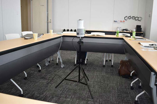 Web会議での活躍が期待される会議用360度カメラ（中央に設置）