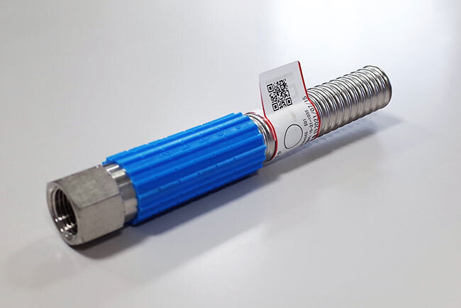 昭和螺旋管製作所が導入したシール型のRFIDタグ。つまめるように立っている部分が電波を受発信するアンテナの役割をしている