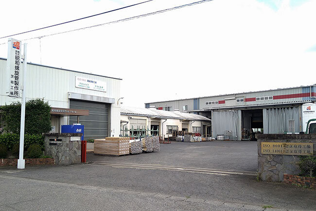 茨城県常総市にある昭和螺旋管製作所茨城工場。ここで生産する水道や消火設備向けの配管は稼ぎ頭だという