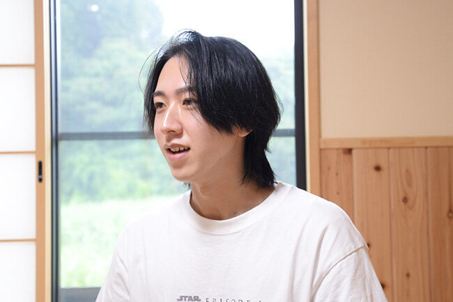 大学では保育を学び、卒業後はパーソナルトレーナーの仕事に従事していた副園長の藤崎聡一郎氏。デジタルネイティブ世代の強みを生かし、ホームページのアクセス解析も積極的に活用している