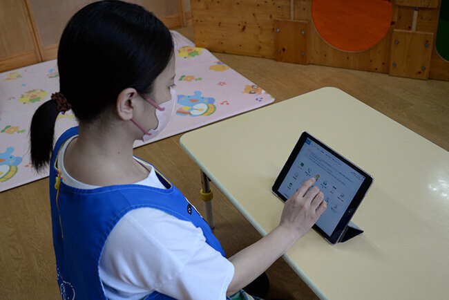 手書きからタブレット端末に置き換わった園児たちの記録作業。リアルタイムで情報が共有されるため、書類をやり取りする時間も減ったという