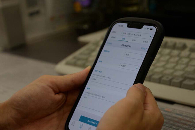 園児の遅刻・欠席連絡もアプリ経由で職員に一斉通知が届き、確認漏れや引き継ぎミスも防げます。