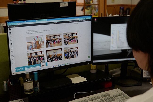 同園のホームページには保護者専用のページがあり、ログインすることで園児の活動状況の閲覧や写真の購入、支払手続なども行うことができる