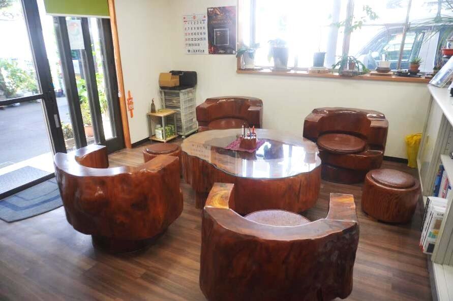 落ち着いた雰囲気の事務所棟の商談スペース