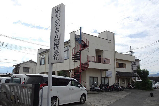 本社外観：地元産業界の要望を受けて、県内の事業に特化した警備会社として独立した