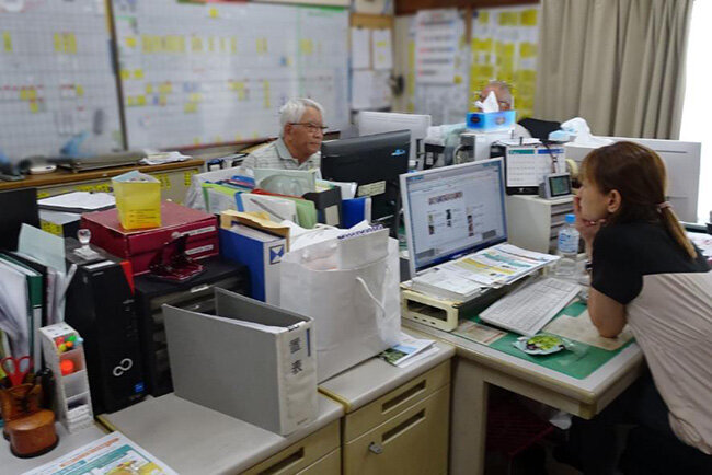 オフィス：勤怠管理システムの導入により日々の報告も翌日の業務指示も大幅に効率化できた