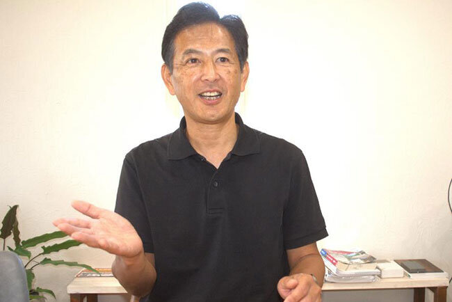 父の会社に勤めていた時代を含め、自社の歴史について説明する小野竜司社長