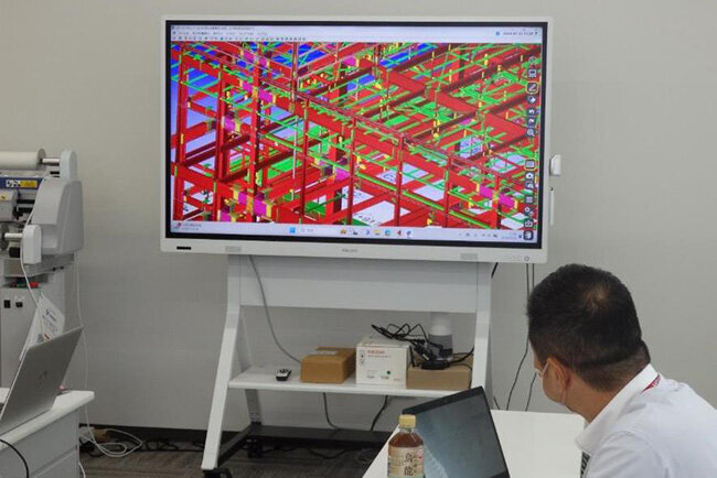 打ち合わせは電子黒板に表示した鉄骨CADの3Dデータによる施工図で実施 