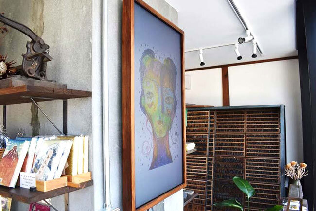 木枠のディスプレイ　　オズ プリンティングが本社事務所に設置しているものと同じデジタルサイネージのディスプレイ