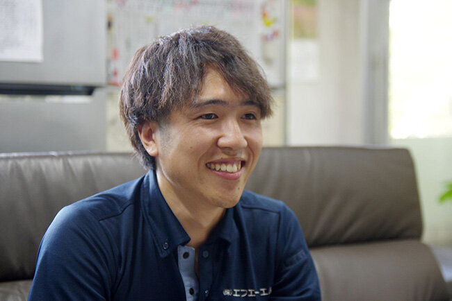 レコードプレーヤーの加工を手がけたエフエーエムの柏木翔太郎常務