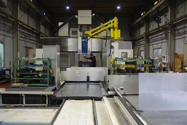 大型のマシニングセンターが設置されたエフエーエムの工場