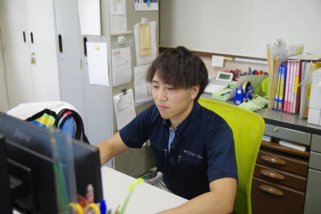 パソコンを操作するエフエーエムの柏木翔太郎常務