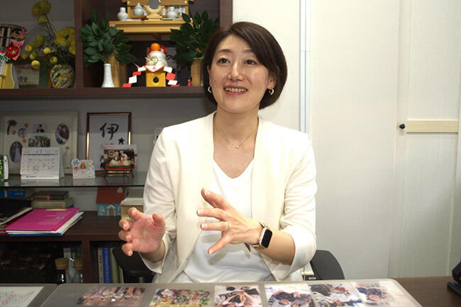 会社設立の経緯や時代背景などについて説明する伊藤紫社長