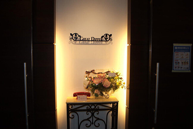 社内に入ると、幻想的な雰囲気の中飾られた花などが出迎えてくれる