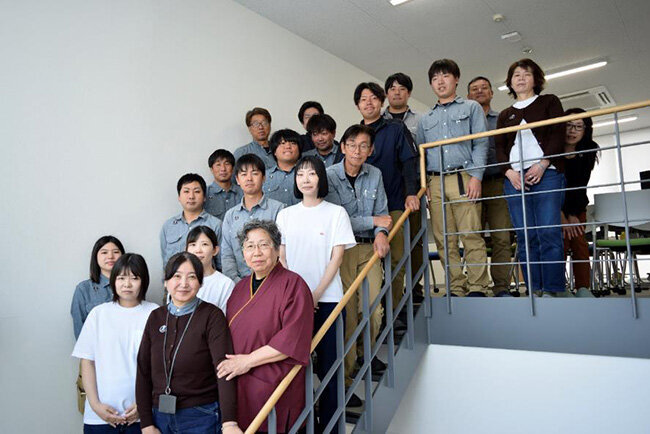 新たな制服を着用したり、個々人のセンスを自由に着こなすやトーソクの従業員の皆さん