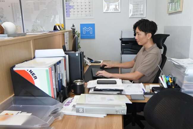 ホームページをチェックする峰岸社長