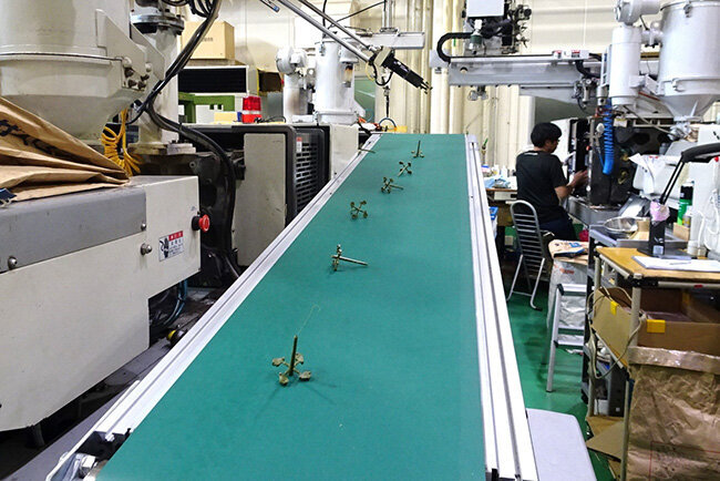 工場：新紙幣発行に合わせて、高精度が要求されるセンサー部品の生産が始まった