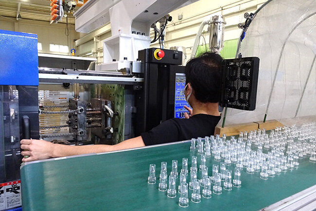 新たに設備投資を行い医療分野の生産能力を2倍に引き上げる計画だ＝写真は検体ケースの製造ライン