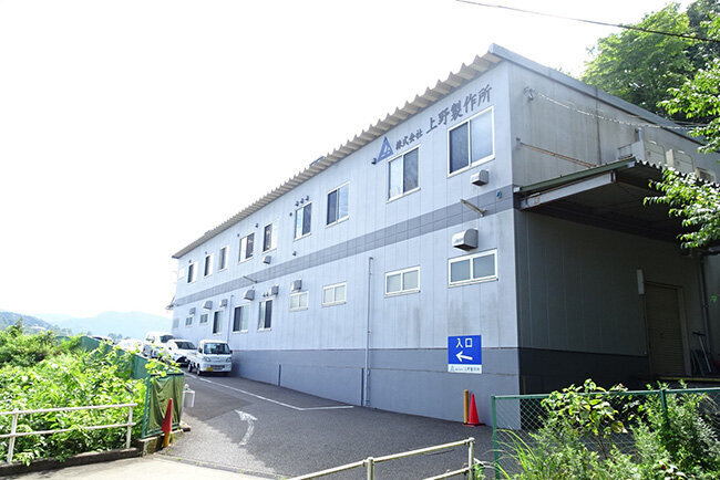 工場外観：プラスチック成型加工のパイオニアとして黎明期の市場開拓を担ってきた