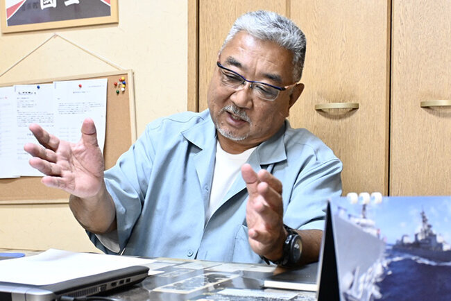 植木について熱心に話す長谷川眞一社長