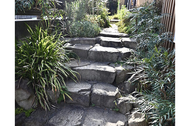 美しい石組みの本社階段