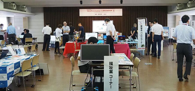 会場では建設、製造、福祉、環境の分野ごとに個別のブースが設けられ、様々なICTやデジタル機器が展示された