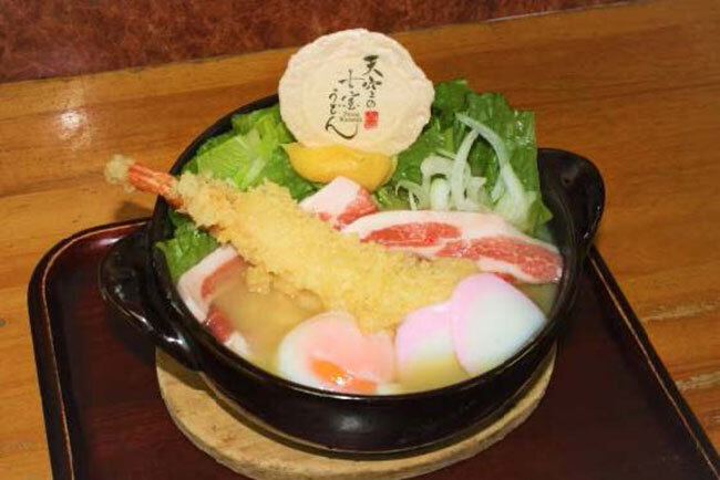 伊吹いりこ、讃岐白みそ、ロメインレタスなど7つの観音寺産お宝食材を使って創作する天空の七宝鍋