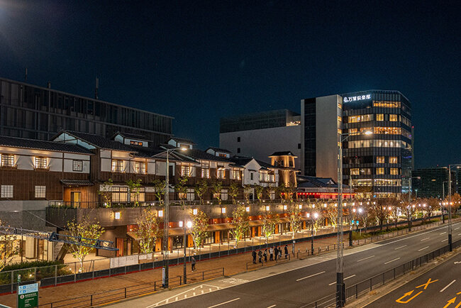 「豊洲 千客万来」の夜の全景。　右奥のビル、温浴施設「東京豊洲 万葉倶楽部」では豊洲にいながら天然温泉を楽しめる。